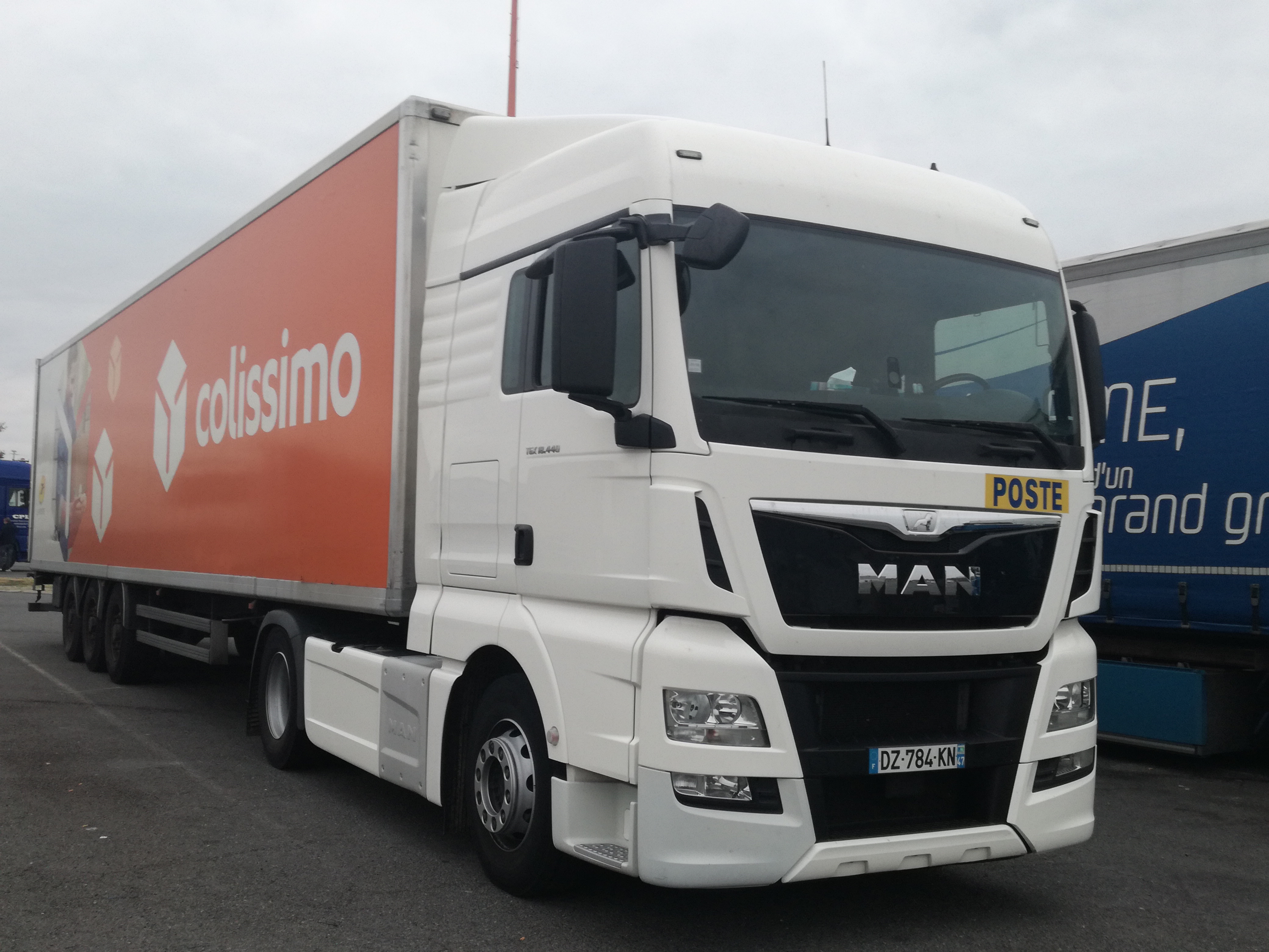 Transport de marchandises avec camion la poste